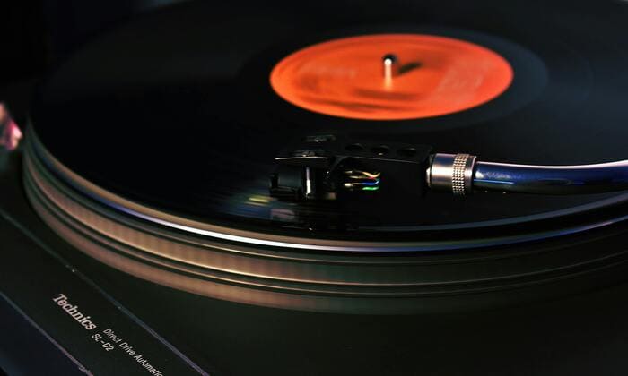 El regreso triunfal del vinilo: ¿Por qué la música retro está de moda? 2 Tocadiscos