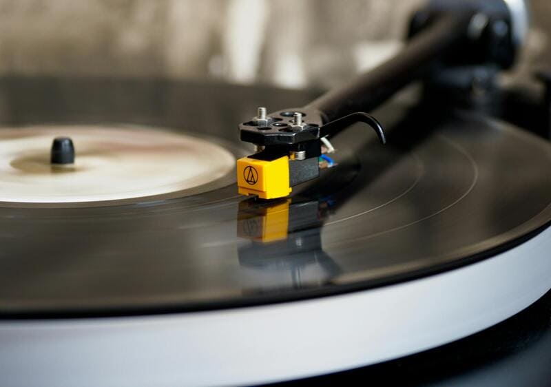 El regreso triunfal del vinilo: ¿Por qué la música retro está de moda? 4 tocadicos2